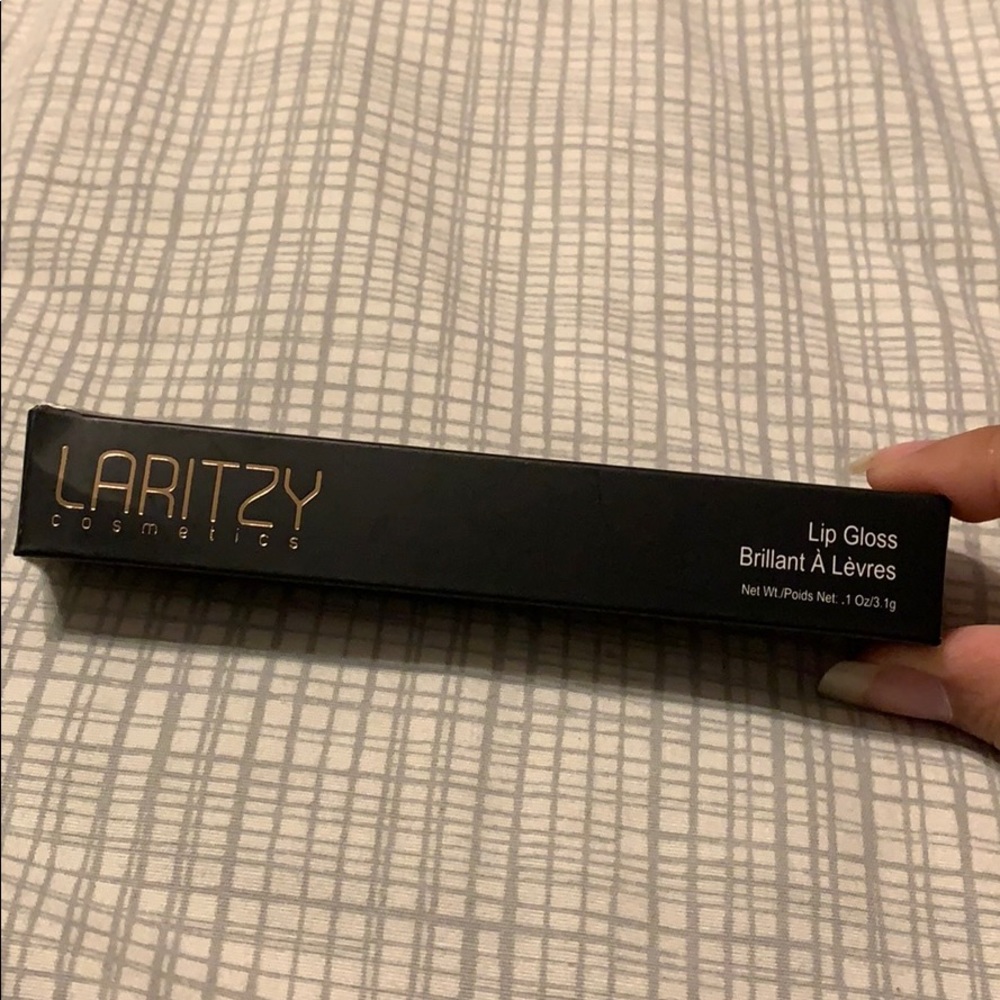 Laritzy lip gloss in vibe